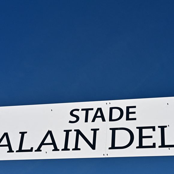 Une cérémonie en hommage à Alain Delon a été organisée un an jour pour jour après la mort de l'acteur, à Douchy-Montcorbon (Loiret), France, le 18 août 2025, commune où la star a vécu durant plusieurs décennies, une plaque a été dévoilée à l'intérieur du stade en honneur de l'acteur, qui avait équipé en 1983 les équipes de football de jeunes de Douchy de maillots à son nom et une projection d'un film documentaire de 45 mn "Delon-Douchy", écrit autour de la relation entre l'acteur et la commune, est aussi programmée en début de soirée dans la salle des fêtes communale. © Christian Liewig/Bestimage