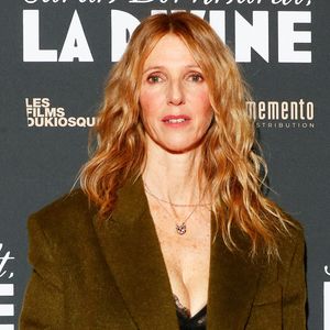 Sandrine Kiberlain explique ne pas y avoir vu le mal et trouvé ça plutôt romantique : "Je n'ai même pas eu l'idée de dire non."

Sandrine Kiberlain au photocall de la première du film "Sarah Bernhardt, la divine" au cinéma Pathé Palace à Paris le 10 décembre 2024.

© Christophe Clovis / Bestimage