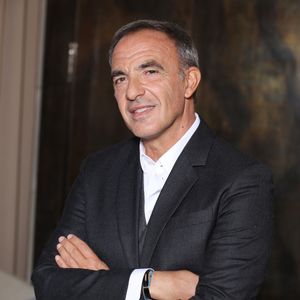 Exclusif - Nikos Aliagas lors de la nomination de Stéphane Bern comme Pape du Patrimoine lors de la Saint Clément au restaurant Alain Ducasse Baccarat, à Paris, France, le 20 novembre 2025. © Denis Guignebourg/Bestimage