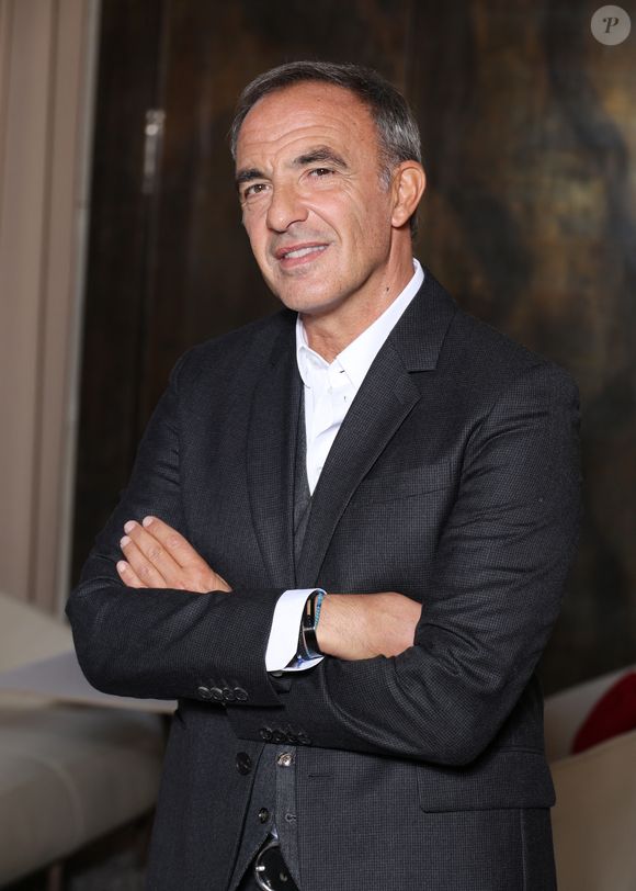 Exclusif - Nikos Aliagas lors de la nomination de Stéphane Bern comme Pape du Patrimoine lors de la Saint Clément au restaurant Alain Ducasse Baccarat, à Paris, France, le 20 novembre 2025. © Denis Guignebourg/Bestimage