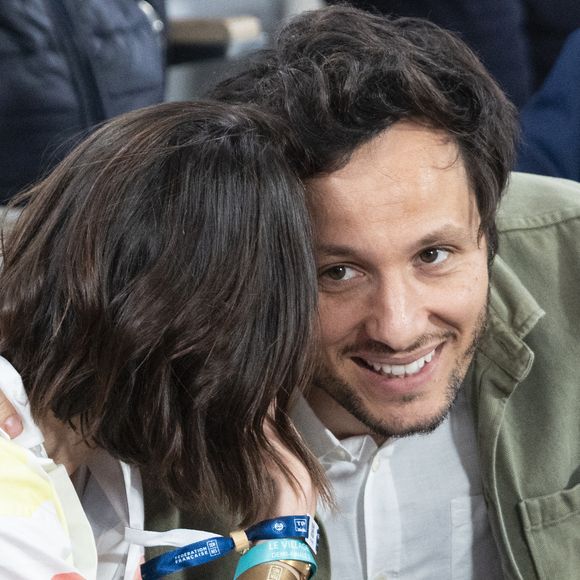Le chanteur Vianney et sa femme Catherine Robert en tribunes lors des Internationaux de France de Tennis de Roland Garros 2025, à Paris, France, le 6 juin 2025. © Jacovides-Moreau/Bestimage