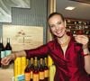 Séduite par ce lieu sauvage, elle y achète progressivement maisons et terrains, jusqu’à s’y établir durablement.
L'actrice française Carole Bouquet présente son vin, un raisin-Moscato di Pantelleria, dans le bar à vin français Le Comptoir de France, à Rome, en Italie, le 22 mars 2005. Bouquet annonce avoir acheté un autre vignoble de Moscato di Pantelleria, son objectif étant d’augmenter la production. Photo d’Andrea Venturini/ABACA.
