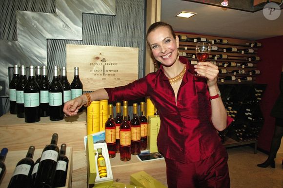 Séduite par ce lieu sauvage, elle y achète progressivement maisons et terrains, jusqu’à s’y établir durablement. 

L'actrice française Carole Bouquet présente son vin, un raisin-Moscato di Pantelleria, dans le bar à vin français Le Comptoir de France, à Rome, en Italie, le 22 mars 2005. Bouquet annonce avoir acheté un autre vignoble de Moscato di Pantelleria, son objectif étant d’augmenter la production. Photo d’Andrea Venturini/ABACA.