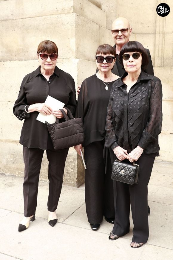 Son manager et le fidèle collaborateur Hervé Marc était lui aussi présent à ses côtés ce jour-là

Exclusif - Mireille Mathieu avec ses deux soeurs Christiane et Monique Mathieu et Hervé Marc (manager et le fidèle collaborateur de la chanteuse) lors de la cérémonie religieuse pour Olivier Echaudemaison en l'église Saint-Roch à Paris, France, le 7 septembre 2026. © Christophe Aubert/Bestimage