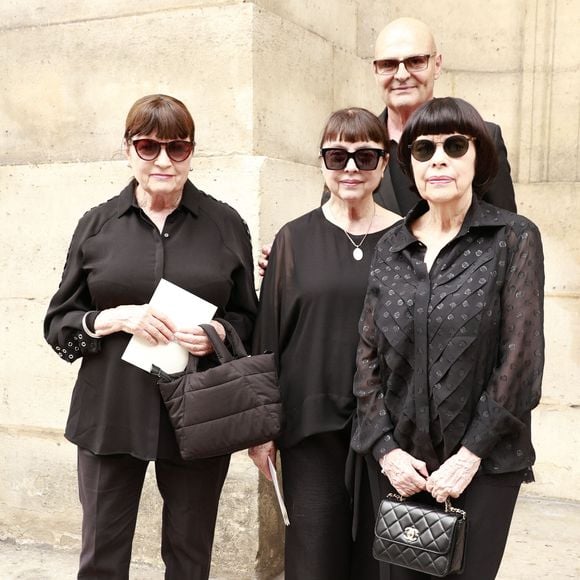 Son manager et le fidèle collaborateur Hervé Marc était lui aussi présent à ses côtés ce jour-là

Exclusif - Mireille Mathieu avec ses deux soeurs Christiane et Monique Mathieu et Hervé Marc (manager et le fidèle collaborateur de la chanteuse) lors de la cérémonie religieuse pour Olivier Echaudemaison en l'église Saint-Roch à Paris, France, le 7 septembre 2026. © Christophe Aubert/Bestimage
