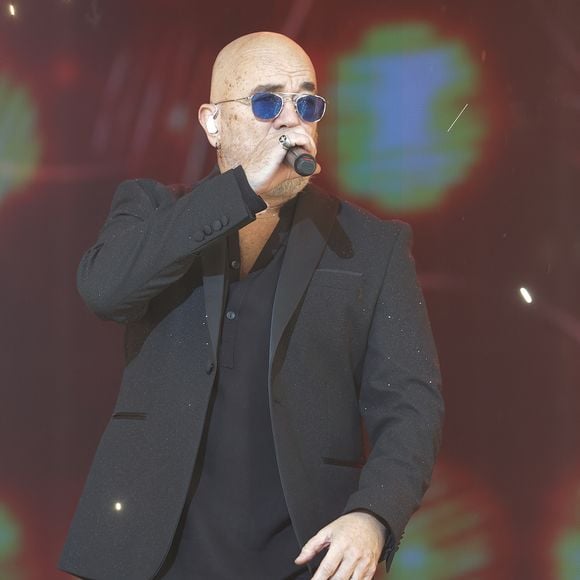 Pascal Obispo lors du concert du gala de Noël de l'association Tout le monde contre le cancer fête ses 20 ans diffusé le 24 décembre sur M6 à l'Adidas Aren Porte de la Chapelle à Paris, France, le 4 décembre 2025. © Coadic Guirec/Bestimage