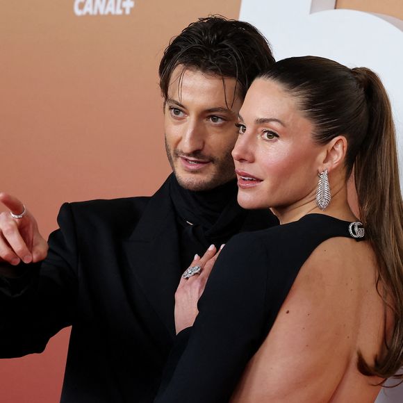 Pierre Niney et sa femme Natasha Andrews - Photocall de la 50ème édition de la cérémonie des César à l'Olympia à Paris, France, le 28 février 2025 © Dominique Jacovides - Olivier Borde / Bestimage