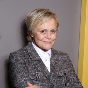 Portrait de Muriel Robin en marge du dévoilement du timbre Michel Legrand réalisé par l'artiste Mathieu Persan (Vente anticipée le 23/02, vente général le 24/02 Tirage : 705 000) à la librairie "Le Carré d'Encre" à Paris le 12 décembre 2023.

© Denis Guignebourg / Bestimage