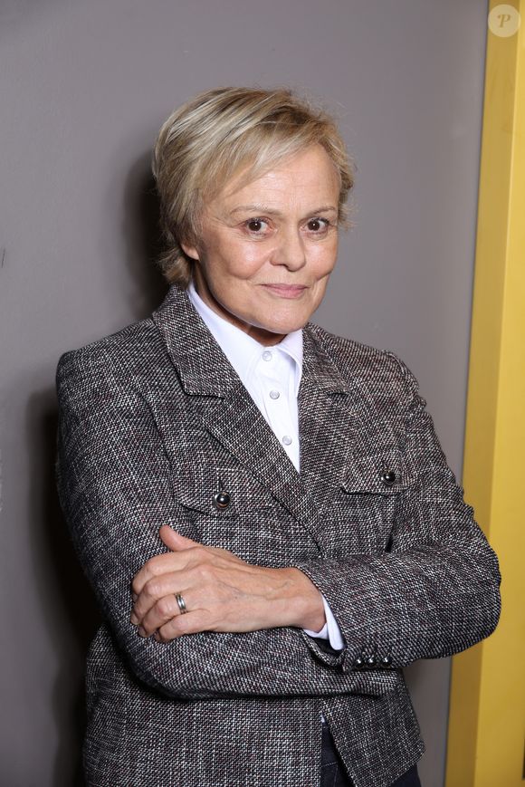 Portrait de Muriel Robin en marge du dévoilement du timbre Michel Legrand réalisé par l'artiste Mathieu Persan (Vente anticipée le 23/02, vente général le 24/02 Tirage : 705 000) à la librairie "Le Carré d'Encre" à Paris le 12 décembre 2023.
© Denis Guignebourg / Bestimage