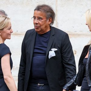 Audrey Crespo-Mara, Laurent Voulzy et sa compagne Isaure Le Faou - Sorties des obsèques de Thierry Ardisson en l’église Saint-Roch de Paris, France, le 17 juillet 2025. © Clovis-Jacovides/Bestimage