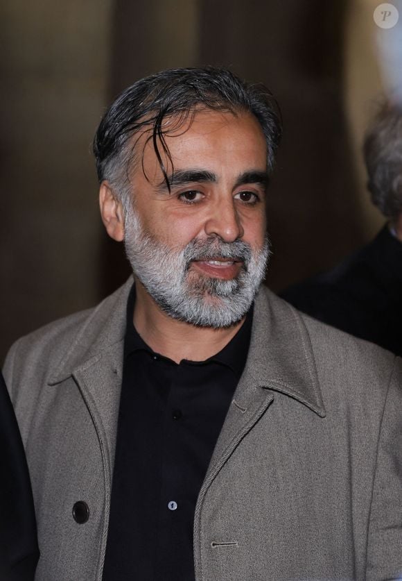 A ses côtés, parmi les victimes, il y a aussi Abderrahmane Ouatik, le veilleur de nuit de l'hôtel.

Procès du braquage de Kim Kardashian - Abderrahmane Ouatik (veilleur de nuit dans la résidence hôtelière de luxe où séjournait la star américaine) s'exprime devant les caméras avec ses avocats au Palais de Justice de Paris le 13 mai 2025. Attendue ce mardi à la barre du palais de justice de Paris, la star américaine doit décrire cette nuit qui l’a «traumatisée», selon ses mots. Des malfrats sont jugés pour lui avoir dérobé neuf millions d’euros de bijoux en pleine Fashion Week en 2016. © Yoann Ouahcene/Bestimage