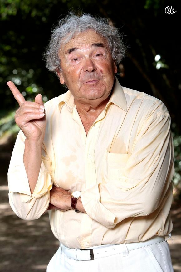 Pierre Perret lors de la 20e édition de la séance de dédicaces « Forêt des Livres » à Chanceaux-près-Loches, près de Tours, en France, le 30 août 2015. Photo : VIM/ABACAPRESS.COM