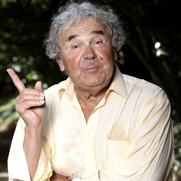 Pierre Perret lors de la 20e édition de la séance de dédicaces « Forêt des Livres » à Chanceaux-près-Loches, près de Tours, en France, le 30 août 2015. Photo : VIM/ABACAPRESS.COM