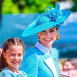 Faisant fi des soucis du passé, la princesse de Galles est apparue rayonnante, élégante et surtout épanouie et à l'aise dans le rôle de sa vie : celui de mère. 


La princesse Charlotte de Galles, Catherine (Kate) Middleton, princesse de Galles, - Les membres de la famille royale britannique arrivent à Buckingham Palace pour la cérémonie Trooping the Colour à Londres, le 14 juin 2025. Affecté par le crash du Boeing 787 Dreamliner à Ahmedabad du 12 juin, le souverain et les officiels porteront un brassard noir en hommage aux plus de 270 victimes. Bon nombre d'elles étaient des ressortissants britanniques.
© Backgrid / Bestimage