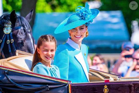 Faisant fi des soucis du passé, la princesse de Galles est apparue rayonnante, élégante et surtout épanouie et à l'aise dans le rôle de sa vie : celui de mère. 


La princesse Charlotte de Galles, Catherine (Kate) Middleton, princesse de Galles, - Les membres de la famille royale britannique arrivent à Buckingham Palace pour la cérémonie Trooping the Colour à Londres, le 14 juin 2025. Affecté par le crash du Boeing 787 Dreamliner à Ahmedabad du 12 juin, le souverain et les officiels porteront un brassard noir en hommage aux plus de 270 victimes. Bon nombre d'elles étaient des ressortissants britanniques.
© Backgrid / Bestimage