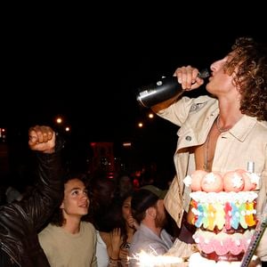 Exclusif -  Jenaye Noah, Yannick Noah, Joalukas Noah, gâteau lors de la soirée d'anniversaire de Joalukas Noah, fils de Yannick Noah et Isabelle Camus, pour ses 18 ans à Paris le 10 juin 2022.

© Cyril Moreau / Bestimage