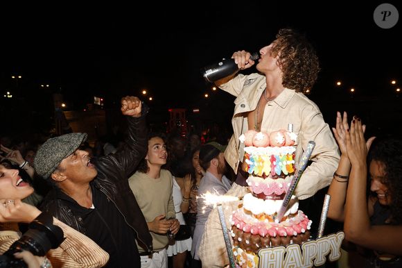 Exclusif -  Jenaye Noah, Yannick Noah, Joalukas Noah, gâteau lors de la soirée d'anniversaire de Joalukas Noah, fils de Yannick Noah et Isabelle Camus, pour ses 18 ans à Paris le 10 juin 2022.

© Cyril Moreau / Bestimage