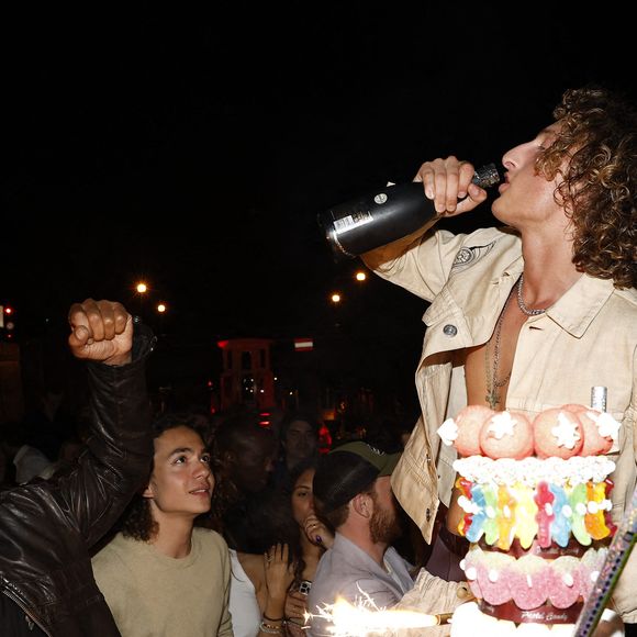 Exclusif -  Jenaye Noah, Yannick Noah, Joalukas Noah, gâteau lors de la soirée d'anniversaire de Joalukas Noah, fils de Yannick Noah et Isabelle Camus, pour ses 18 ans à Paris le 10 juin 2022.

© Cyril Moreau / Bestimage