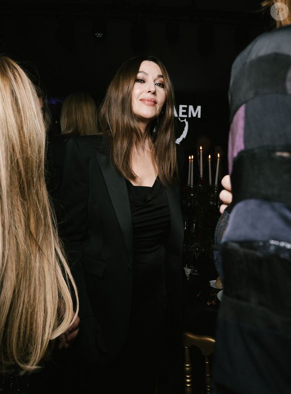 et à la même soirée il y avait également Monica Bellucci ! 

Monica Bellucci au dîner des enfants du Rwanda au Pavillon Ledoyen à Paris le 26 mars 2026

© Sam Delpech / Bestimage