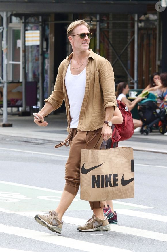 "Je te souhaite de ressentir toute la joie et les rires que tu mérites si profondément, tout autant que tu ressens l’inquiétude et les préoccupations", écrit-il sur son compte Instagram.

James Van Der Beek et son fils font du shopping dans les rues de New York. Le 11 septembre 2023

Photo : Backgrid USA / Bestimage