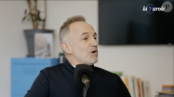 Emmanuel Grégoire, candidat à la mairie de Paris, a fait quelques confidences au sujet de sa jeunesse et ses complexes. Capture d'écran "La Parole" sur Youtube