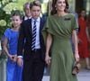 Vêtu d'un costume élégant, le jeune héritier affiche fièrement son entrée dans l'adolescence, avec une allure mature et sa grande taille.

Kate Middleton et son fils le Prince George à Wimbledon, le 12 juillet 2026. 

© Andrew Matthews / Bestimage