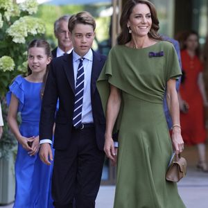 Vêtu d'un costume élégant, le jeune héritier affiche fièrement son entrée dans l'adolescence, avec une allure mature et sa grande taille.

Kate Middleton et son fils le Prince George à Wimbledon, le 12 juillet 2026. 

© Andrew Matthews / Bestimage