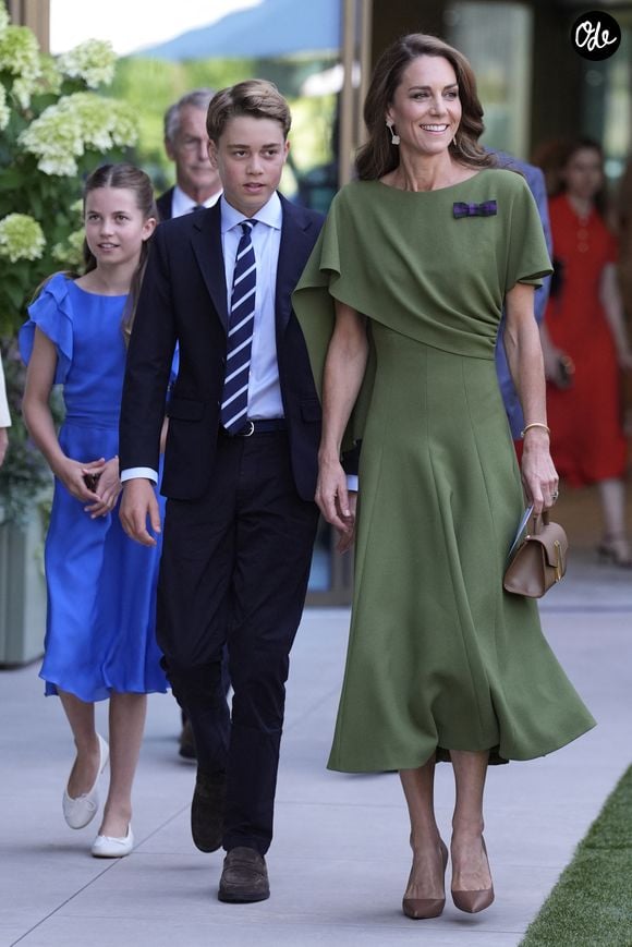 Vêtu d'un costume élégant, le jeune héritier affiche fièrement son entrée dans l'adolescence, avec une allure mature et sa grande taille.

Kate Middleton et son fils le Prince George à Wimbledon, le 12 juillet 2026. 

© Andrew Matthews / Bestimage