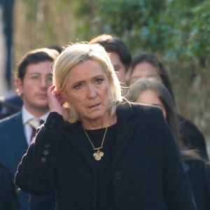 Marine Le Pen, sa soeur Marie-Caroline - Départ de la maison familiale des Le Pen pour se rendre en l'église Saint-Joseph où ont lieu les obsèques de Jean-Marie Le Pen à la Trinité-sur-Mer le 11 janvier 2025.
© Guillaume Collet / Dominique Jacovides / Bestimage