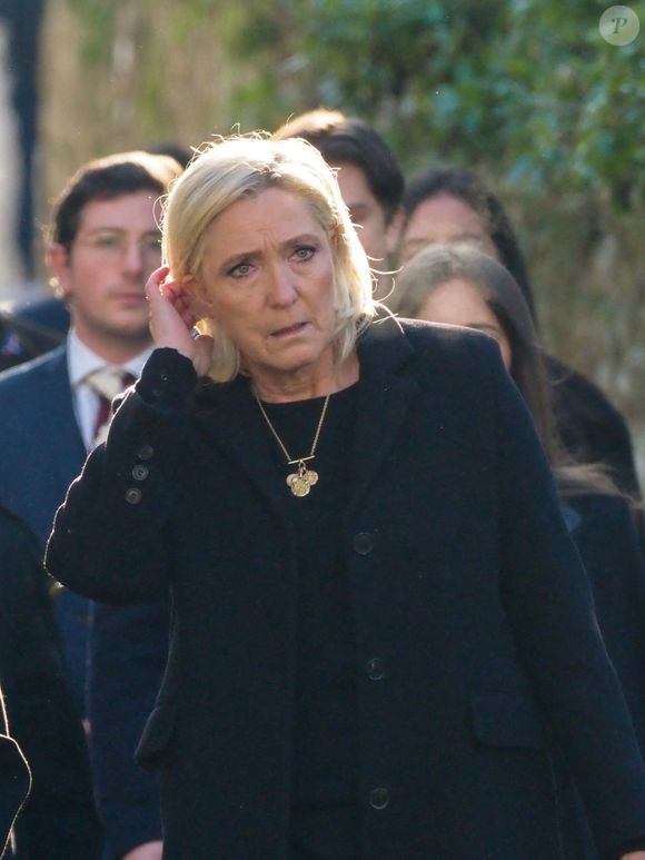 Marine Le Pen, sa soeur Marie-Caroline - Départ de la maison familiale des Le Pen pour se rendre en l'église Saint-Joseph où ont lieu les obsèques de Jean-Marie Le Pen à la Trinité-sur-Mer le 11 janvier 2025.
© Guillaume Collet / Dominique Jacovides / Bestimage