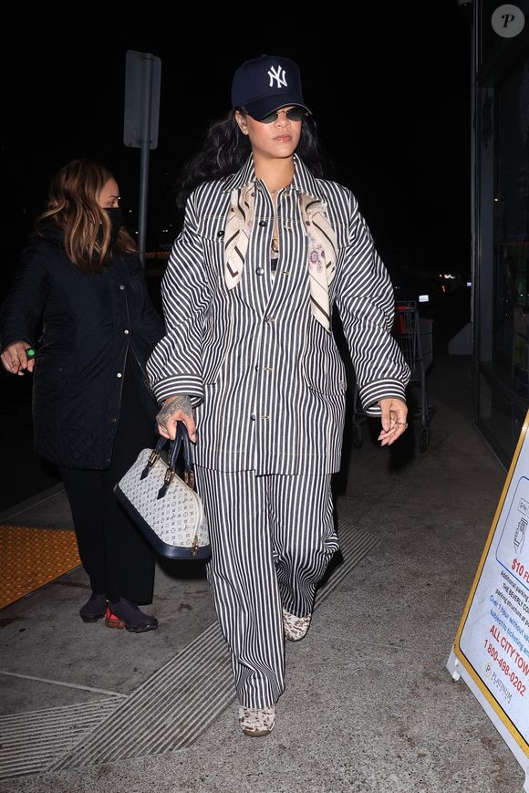 Rihanna et son compagnon Asap Rocky font des achats dans un supermarché avec leur fils Rza à West Hollywood le 16 décembre 2024. Photo : Backgrid USA / Bestimage