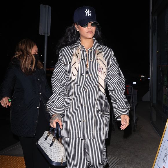 Rihanna et son compagnon Asap Rocky font des achats dans un supermarché avec leur fils Rza à West Hollywood le 16 décembre 2024. Photo : Backgrid USA / Bestimage