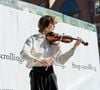 Passionné de violon depuis l’enfance, il a commencé à jouer dans la rue à Vannes dès l’âge de 16 ans.

Simon Royer partage la scène avec Céline Dion. Capture d'écran Instagram