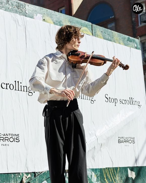 Passionné de violon depuis l’enfance, il a commencé à jouer dans la rue à Vannes dès l’âge de 16 ans.

Simon Royer partage la scène avec Céline Dion. Capture d'écran Instagram
