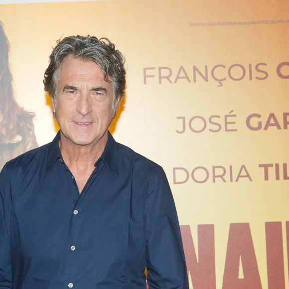 "J'ai promis à Paul que je ne m'étendrais pas plus sur le sujet, confie François Cluzet à 'Paris Match'. Il faut comprendre qu'à chaque fois qu'on parle de celui qui a tué leur mère, c'est à nouveau un coup de poignard pour ses quatre enfants."

François Cluzet à l'avant-première du film "Canailles" à l'UGC Ciné Cité les Halles à Paris, France, le 6 septembre 2022. © Christophe Clovis/Bestimage