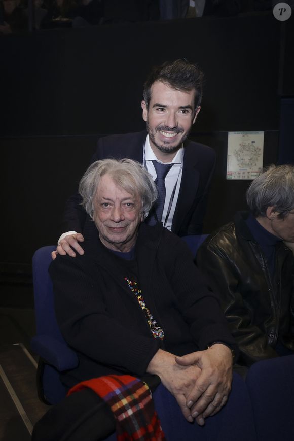 Hervé Vilard et Damien Nougarede au concert d’Enrico Macias pour sa tournée La Fête Continue ! dans la salle de spectacle Le Dôme de Paris - Palais des Sports à Paris, France, le 15 mars 2025. © Jack Tribeca/Bestimage