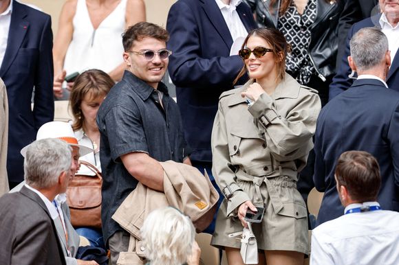 Antoine Dupont et sa compagne Iris Mittenaere en tribunes lors de la finale messieurs des Internationaux de France de Tennis de Roland Garros 2025 (jour 15), à Paris, France, le 8 juin 2025. © Cyril Moreau/Bestimage