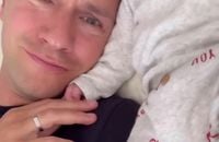 Cyril Féraud dévoile une vidéo sur laquelle il apparait aux côtés de son jeune fils Tim sur Instagram.
