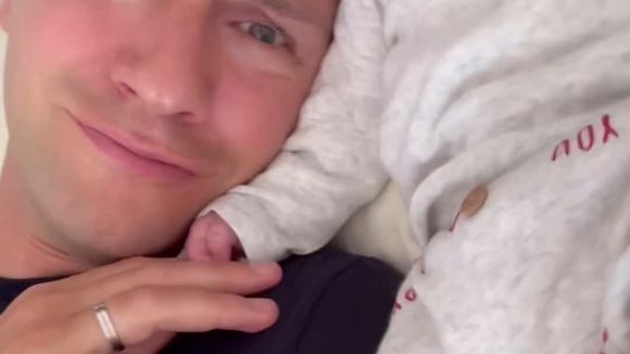 Cyril Féraud dévoile une vidéo sur laquelle il apparait aux côtés de son jeune fils Tim sur Instagram.