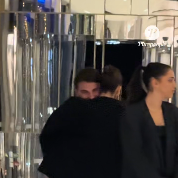 leur tendre câlin échangé dans le hall de l’hôtel Majestic à Cannes...

Antoine Dupont et Iris Mittenaere s'échangent un câlin dans le hall de l’hôtel Majestic à Cannes le 18 mai 2025 ©PurePeople