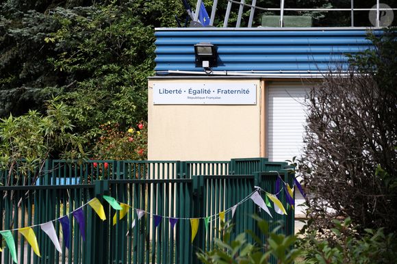 L’établissement craint des désinscriptions et tente d’improviser des solutions provisoires.

Illustration de l'école maternelle Les frères voisins dans le 15e arrondissement de Paris le 10 septembre 2024. © Stéphane Lemouton/Bestimage
