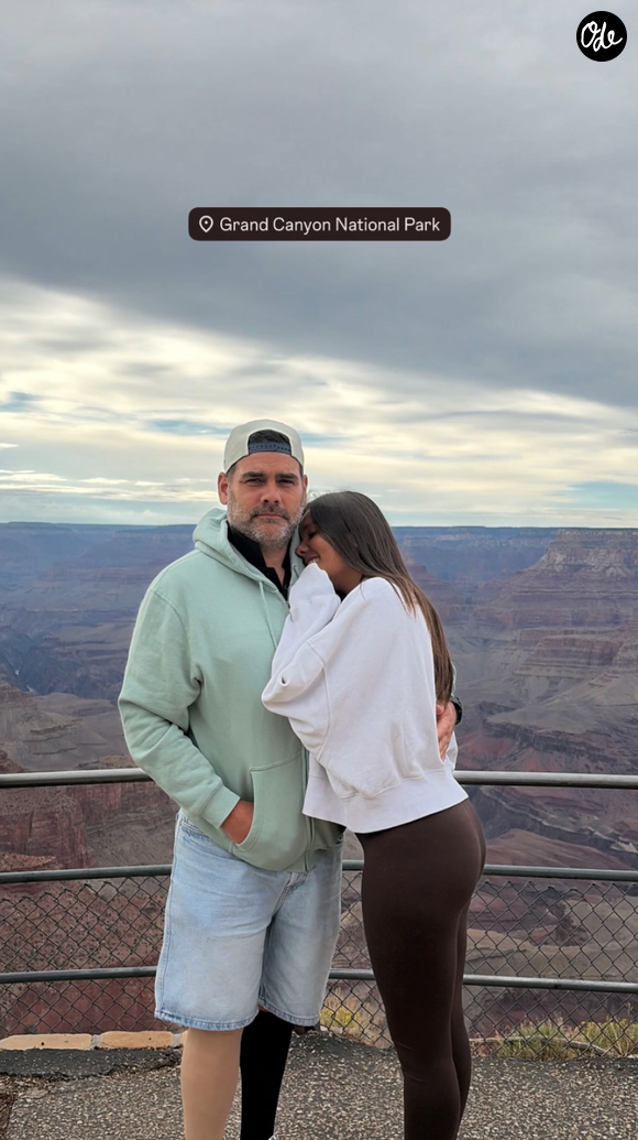 L’occasion pour les internautes d’admirer davantage cet endroit exceptionnel et de noter la complicité évidente entre les trois membres de cette jolie famille, visiblement très heureuse de se retrouver face à ce spectacle de la nature.

Matthieu Lartot face au Grand Canyon avec son épouse Magalie et sa fille Jeanne - samedi 15 août 2026 - Instagram