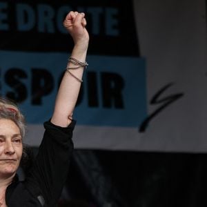 Corinne Masiero habite dans une maison... communautaire. Dans cette résidence, la comédienne vit en effet avec son compagnon depuis 25 ans, mais aussi "des amis artistes".

Corinne Masiero lors d'un rassemblement de protestation contre le parti d'extrême droite français, le Rassemblement national (RN), place de la République, Paris, France, le 27 juin 2024. © Stéphane Lemouton / Bestimage