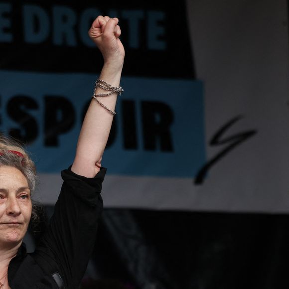 Corinne Masiero habite dans une maison... communautaire. Dans cette résidence, la comédienne vit en effet avec son compagnon depuis 25 ans, mais aussi "des amis artistes".

Corinne Masiero lors d'un rassemblement de protestation contre le parti d'extrême droite français, le Rassemblement national (RN), place de la République, Paris, France, le 27 juin 2024. © Stéphane Lemouton / Bestimage