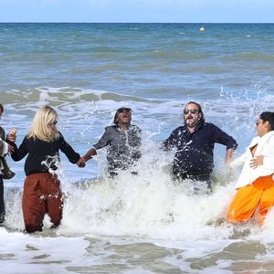 On voit également plusieurs membres du jury de cette 51e édition visiblement très surpris par une vague, pendant cette séance de photos pas comme les autres.

La présidente des membres du jury Golshifteh Farahani entourée de Benjamin Millepied, Philippine Leroy-Beaulieu, Thomas Cailley, Emilie Tronche, Eye Haidara, Katell Quillevere et Vincent Macaigne lors du photocall des membres du jury lors du 51 Festival du Cinéma Américain de Deauville le 8 septembre 2025. © Denis Guignebourg/Bestimage