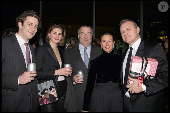 Pour honorer cet héritage, plus de 300 œuvres d'art décorent les différents espaces de vie.

Paul Charles Ricard, Lorraine Ricard, Patrick Ricard, Corinne Ricard, Jean Charles de Castelbajac - Soirée "Clan Campbell" à la Cité de la Mode et du Design à Paris associée à la soirée d'anniversaire de Jean Charles de Castelbajac.
BALDINI / BESTIMAGE