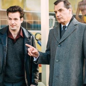 Avec le duo Florence Pernel-Lola Dewaere au casting. Mais aussi Florent Peyre, ainsi qu'Alexandre Labarthe. Ce dernier ne vous dit rien ? Il est pourtant apparu dans plusieurs séries, dont "Section de Recherches" et "Falco". Ou encore "Speakerine". On l'a également vu donner la réplique à son père Samuel Labarthe, dans un épisode des "Petits meurtres d'Agatha Christie". 

Samuel Labarthe et son fils Alexandre dans "Les petits meurtres d'Agatha Christie", France 2
© Caroline Dubois