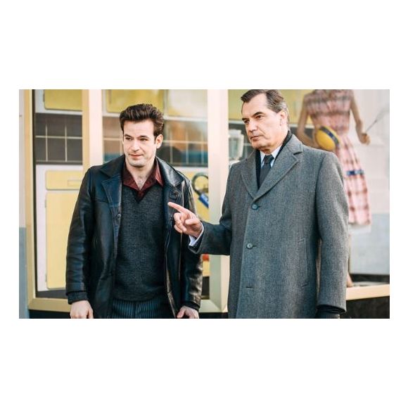 Avec le duo Florence Pernel-Lola Dewaere au casting. Mais aussi Florent Peyre, ainsi qu'Alexandre Labarthe. Ce dernier ne vous dit rien ? Il est pourtant apparu dans plusieurs séries, dont "Section de Recherches" et "Falco". Ou encore "Speakerine". On l'a également vu donner la réplique à son père Samuel Labarthe, dans un épisode des "Petits meurtres d'Agatha Christie". 

Samuel Labarthe et son fils Alexandre dans "Les petits meurtres d'Agatha Christie", France 2
© Caroline Dubois