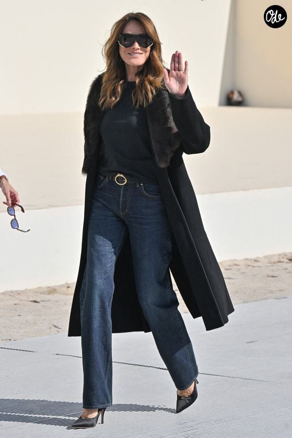 Carla Bruni arrivant au défilé Dior lors de la Semaine de la mode de Paris, à Paris, en France, le 1er octobre 2025. Photo de Julien Reynaud/APS-Medias/ABACAPRESS.COM
