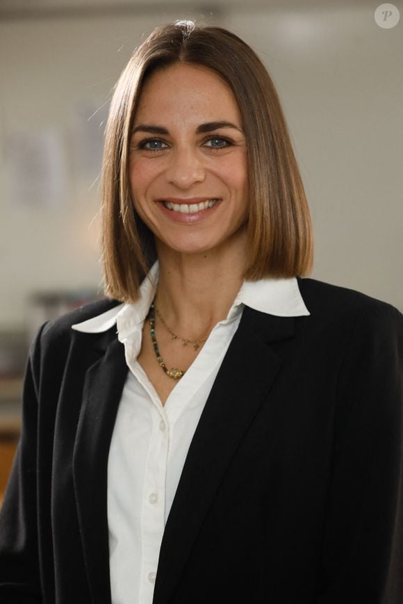 Exclusif - Virginie Stref - Backstage - Jour 10 - Florent Peyre et Virginie Stref sur le tournage de l'émission "Sketch Story" à l'Iris Mediaschool à Paris - Sketch "Le Bac". Le 31 octobre 2022
© Christophe Clovis / Bestimage
